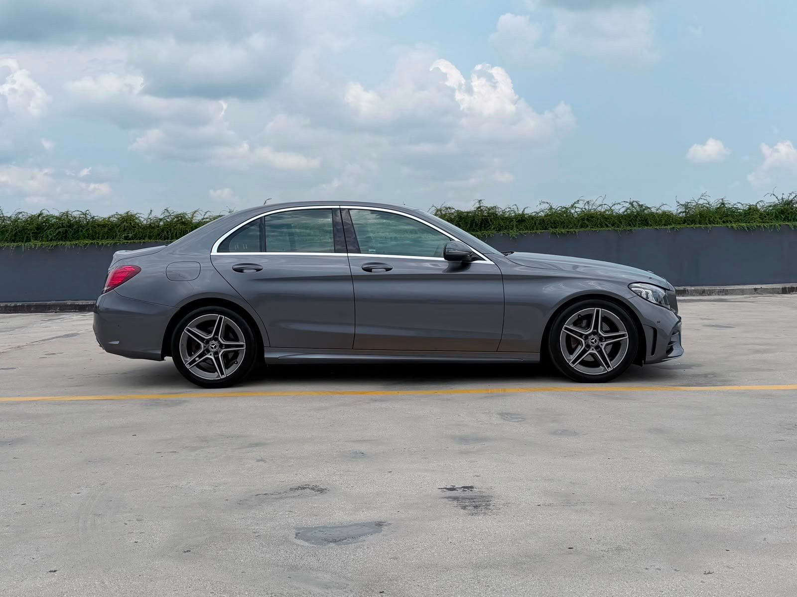 Mercedes-Benz C200 AMG Line photo 4